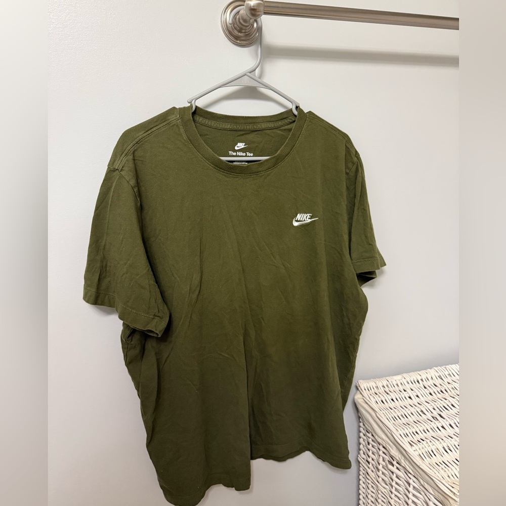 Nike t shirt size XL color green